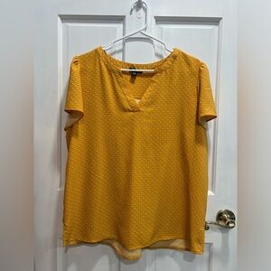 HILARY RADLEY Yellow White Dots V Neck Split Hem Blouse SIZE LARGE Pre Loved